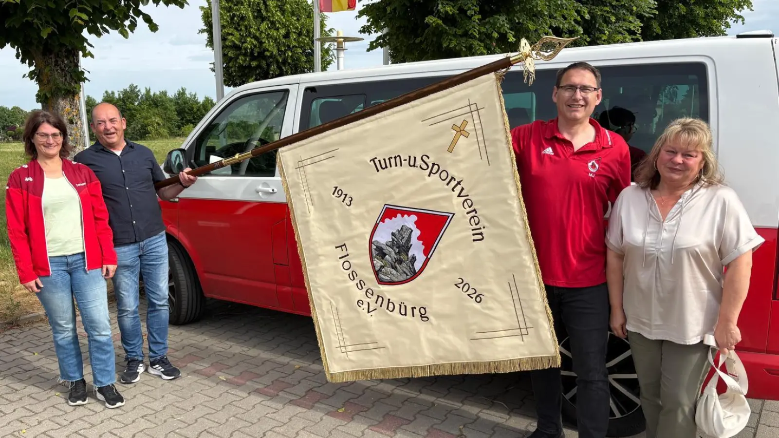 Von links: Schriftführerin Carmen Memminger, 1. Vorsitzender Jürgen Lugert, 2. Vorsitzender Michael Jung und Kassiererin Diana Kraus bei der Übergabe der neuen TSV-Vereinsfahne in Schierling. (Bild: Jonas Meiler)