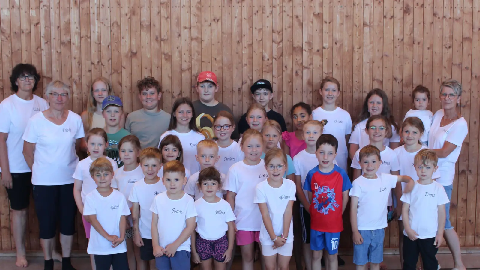 Die Betreuerinnen und alle angemeldeten Kinder erhielten ein personalisiertes Shirt (Bild: Doris Reiß)