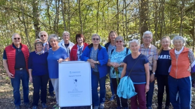 Unterstützung für Trauernde bot der Hospizverein mit einer Qiging Veranstaltung: v.l. Vorsitzender Georg Franz Fröhler und Expertin Marion Leitgeb mit den Teilnehmern (Bild: Johann Schmalzl)