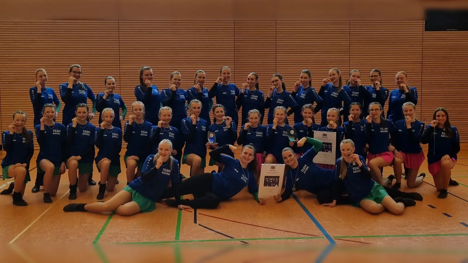 Die erfolgreichen bayerischen Vizemeisterinnen (links) und bayerischen Meisterinnen (rechts) im Gesellschaftstanz auf Schulebene mit ihren Medaillen (Bild: Martina Kick-Wittmann)