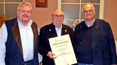 Bei der Verleihung des Großen Goldenen Ehrenzeichens für Hubert Kuchenreuther (m) gratulierten Hans-Jürgen Meier (links) und Rudolf Limmer. (Bild: Rosa Meier)