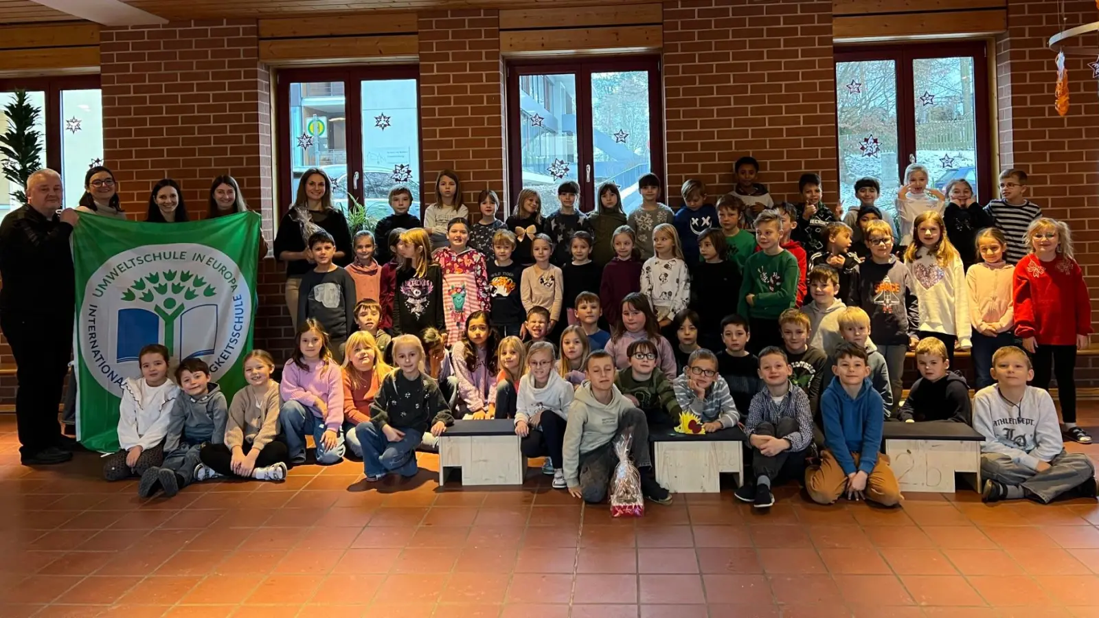 Rektorin Katja Meidenbauer und Lehrkräfte freuen sich mit ihren Schülern der 2. Jahrgangsstufe. (Bild: Lara Zachmann)