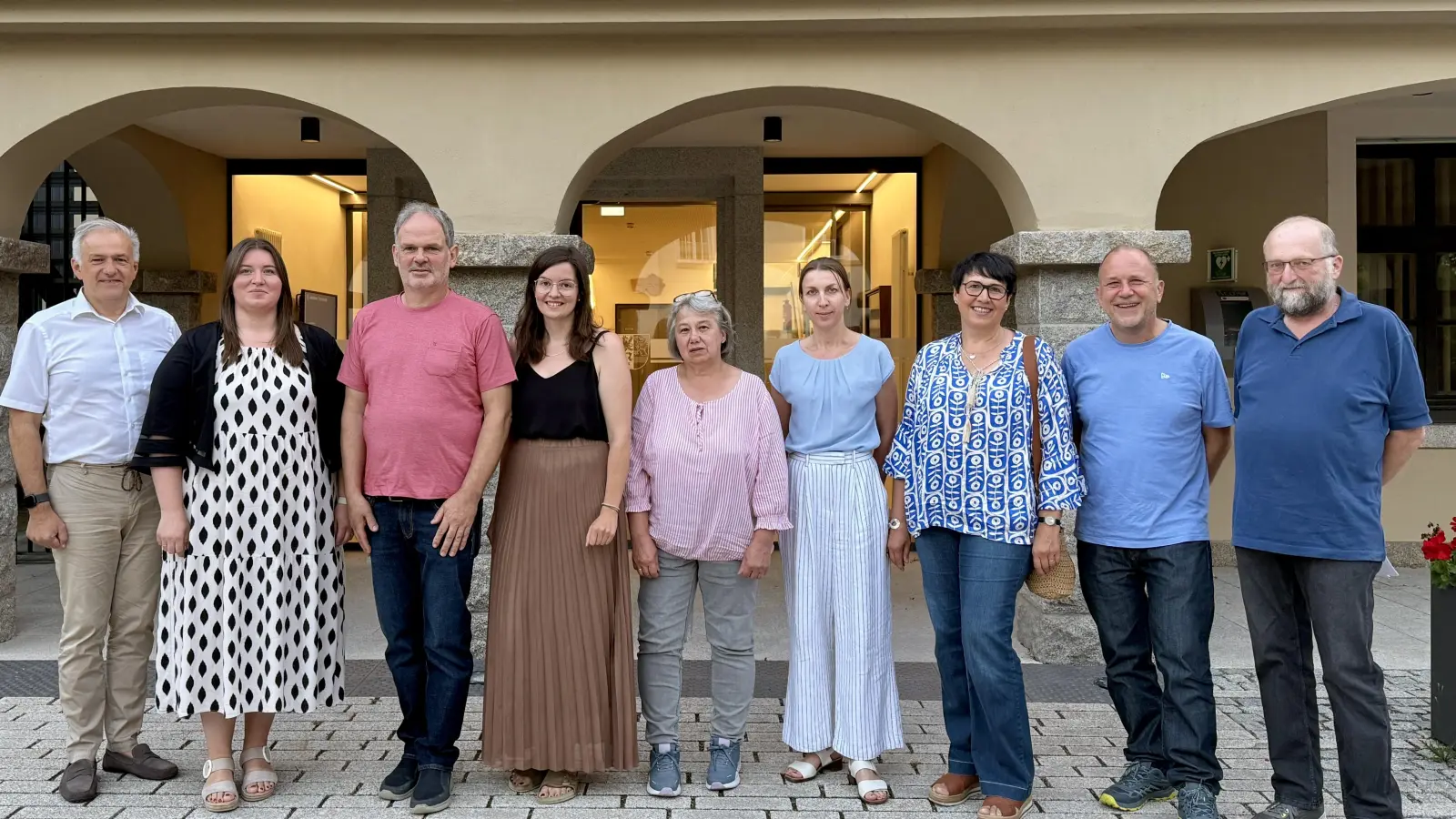 Neu gewählter Vorstand der ARGE Fisch: Von links Landrat Roland Grillmeier, 2. Vorsitzende Sabrina Busch, 1. Vorsitzender Thomas Beer, 3. Vorsitzende Anna Klupp, Schriftführerin Elfriede Stock, Geschäftsführerin Dr. Mariya Ransberger, Kassiererin Manuela Bächer, Kassenprüfer Martin Burger und Wolfgang Stock. (Bild: Fabian Polster)