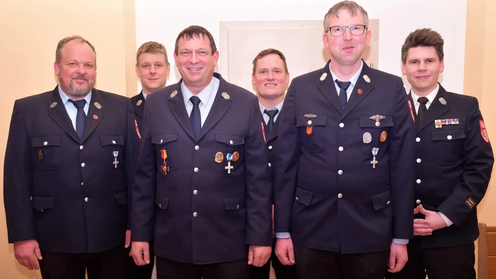Beförderungen beim Führungspersonal der FF Aschach (von links 3. Bürgermeister Christian Drexler, Vorsitzender Robert Heldmann, Kommandant Norbert Hiller, 2.Vorsitzender Moritz Gebhard, stv. Kdt Stefan Müllner, KBM Dominik Ernst. (Bild: Alfred Schorner)