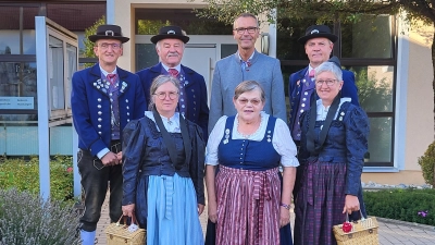 Abordnung des Trachtenvereins mit dem 1. BGM Peter Achatzi in der Mitte (Bild: Wilhelm Ertel)