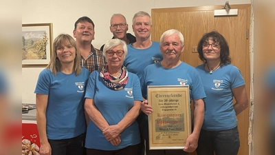 Das Organisationsteam des Königsteiner Bauerntheater bei der Verabschiedung von Helga und Franz Bernt (vorne 2., 3. v.r). (Bild: Hans-Jürgen Pirner)