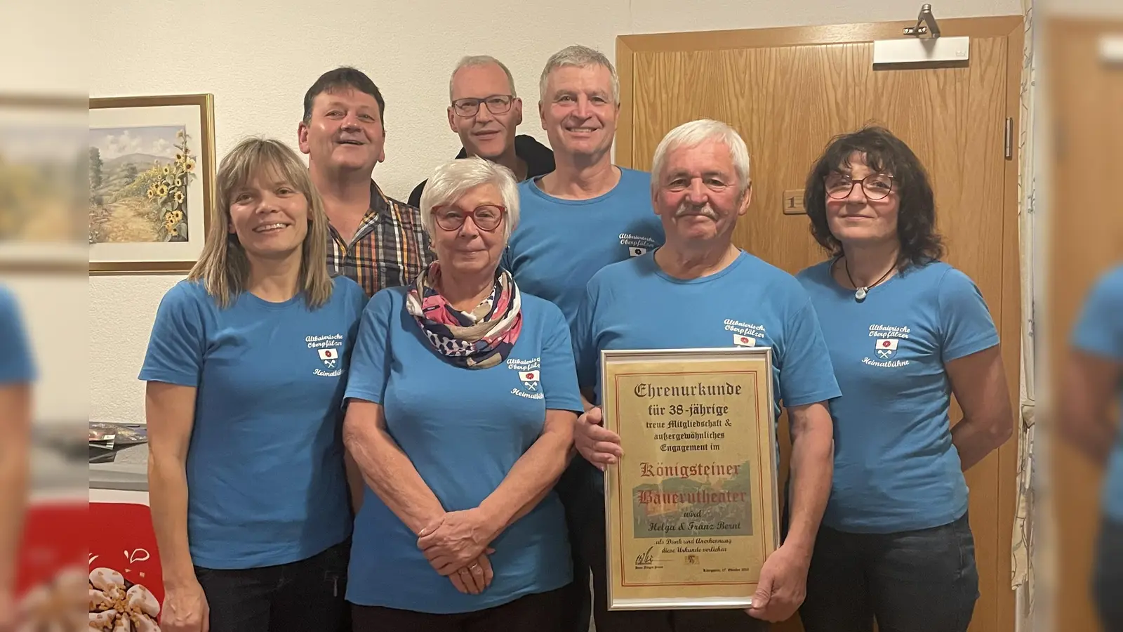 Das Organisationsteam des Königsteiner Bauerntheater bei der Verabschiedung von Helga und Franz Bernt (vorne 2., 3. v.r). (Bild: Hans-Jürgen Pirner)