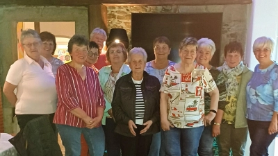 Die Besuchergruppe des Frauenbundes Teunz zeigte großes Interesse an der Gartenführung in Heinzlgrün. (Bild: Elisabeth Dietz)