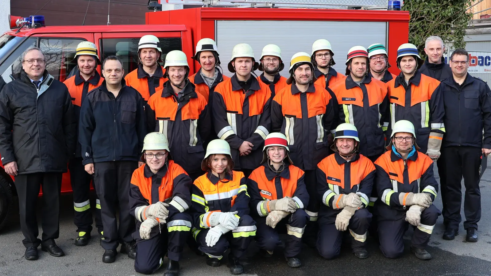 Leistungsprüfung bei der Feuerwehr Adlholz; auf dem Bild stehend von links nach rechts:<br>Kommandant Reinhard Bauer, Matthias Siegler, Kreisbrandinspektor Michael Iberer, Maschinist Christian Winklmann, Gruppenführer Michael Götz, Florian Siegler, Simon Härtl, Markus Kilp, Peter Ebensberger, Benedikt Wismet, Robert Graf, Gruppenführer Markus Rauscher, Manuel Heindl, Kreisbrandmeister Frank Schloß und Fachkreisbrandmeister Michael Werner. <br>Kniend von links nach rechts: Jakob Wismet, Franziska Wismet, Nadine Winklmann, Karl Graf und Daniel Weiß. (Bild: Markus Rauscher)