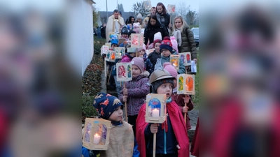Der Martinszug brachte Licht ins Dunkel der Welt. (Bild: Fred Lehner)