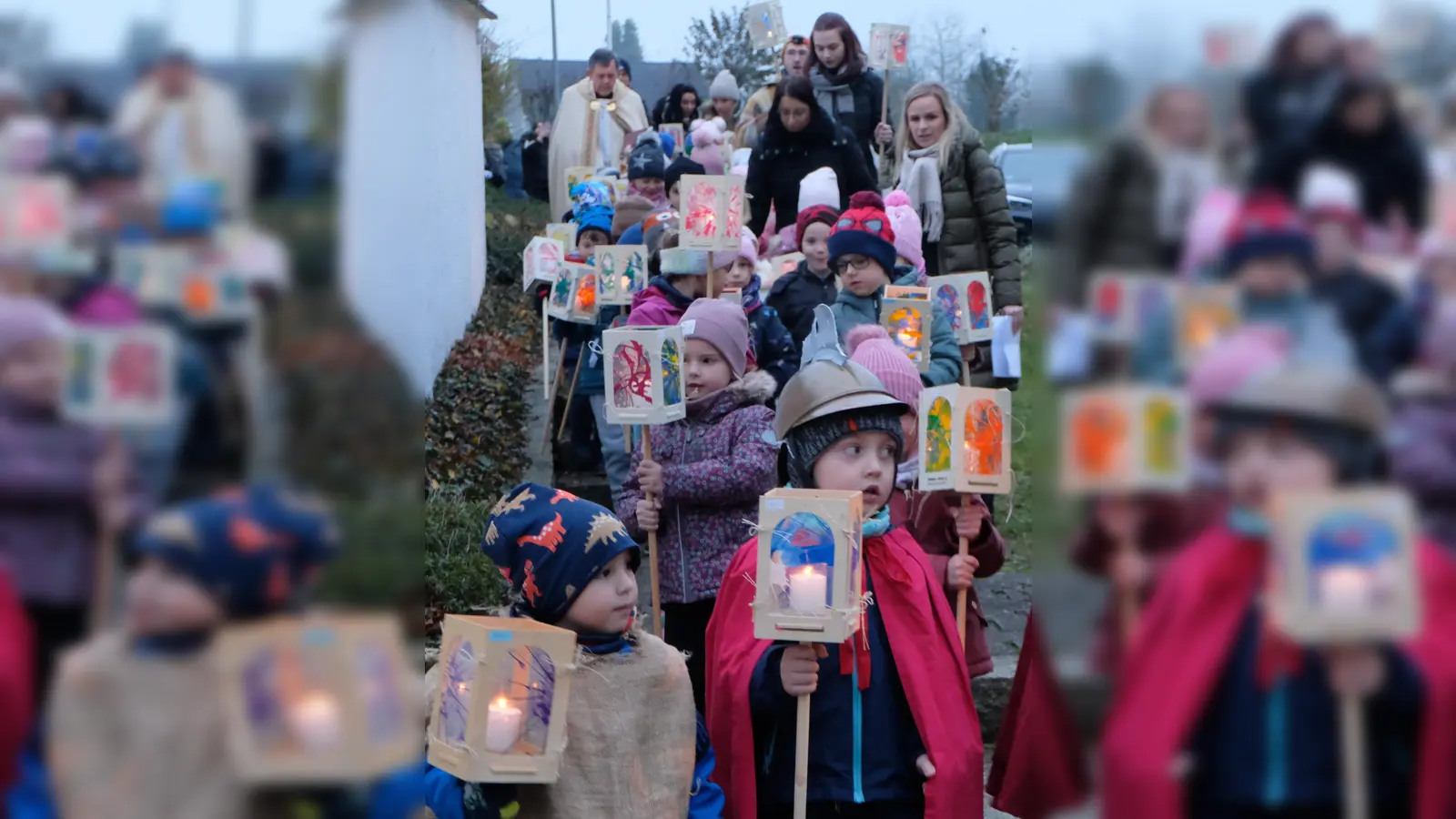 Der Martinszug brachte Licht ins Dunkel der Welt. (Bild: Fred Lehner)