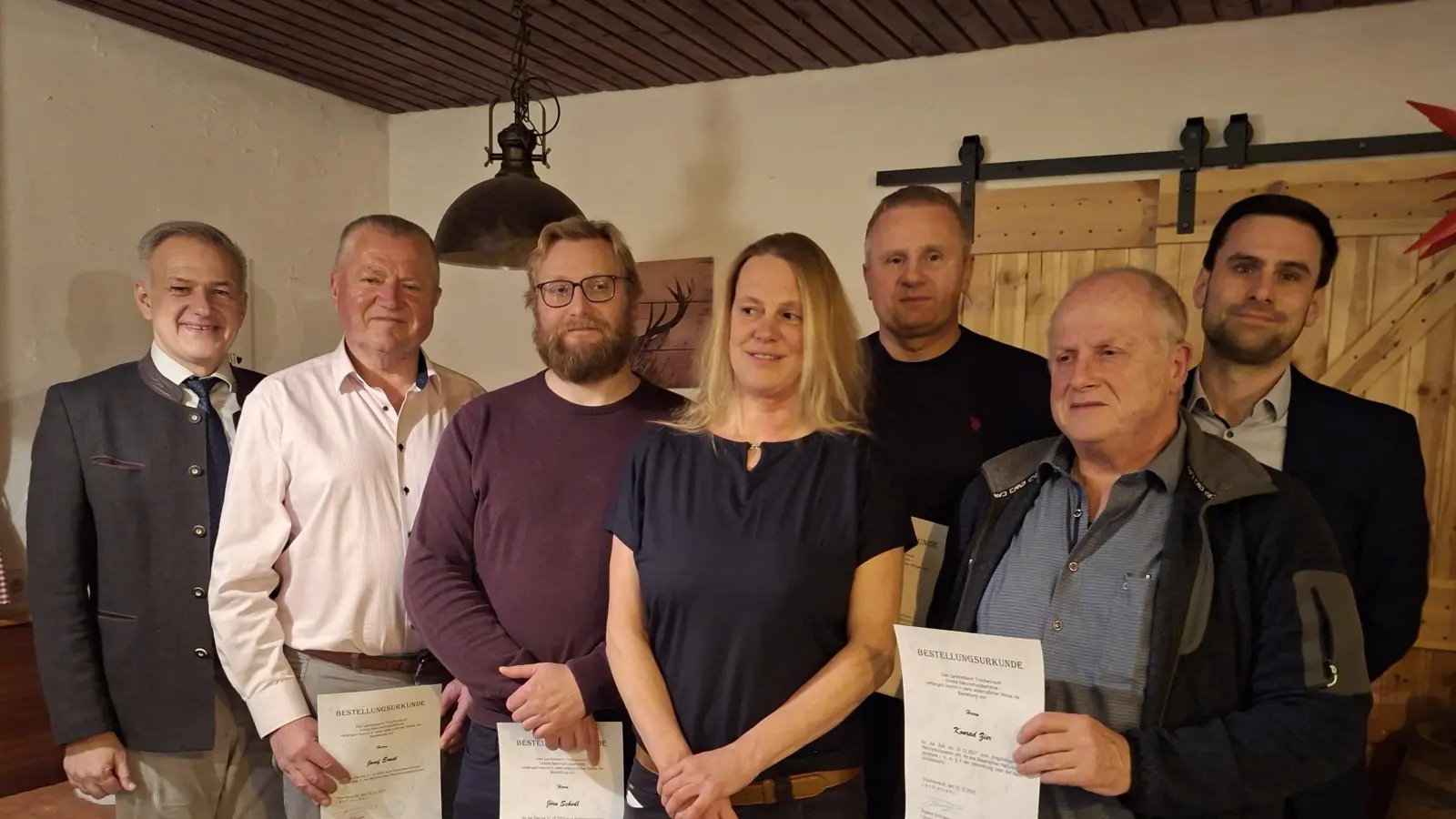 Von links: Landrat Roland Grillmeier, Josef Ernst, Jörn Schedl, Karin Wöhrl, Andreas Krassler, Konrad Zier, Sebastian Kern (Abteilungsleiter Landratsamt Tirschenreuth). (Nicht im Bild: Wolfgang Haberzeth, Manfred Haas, Erwin Möhrlein, Josef Schmid, Rudolf Gürtler). (Bild: Lucia Bergmann)