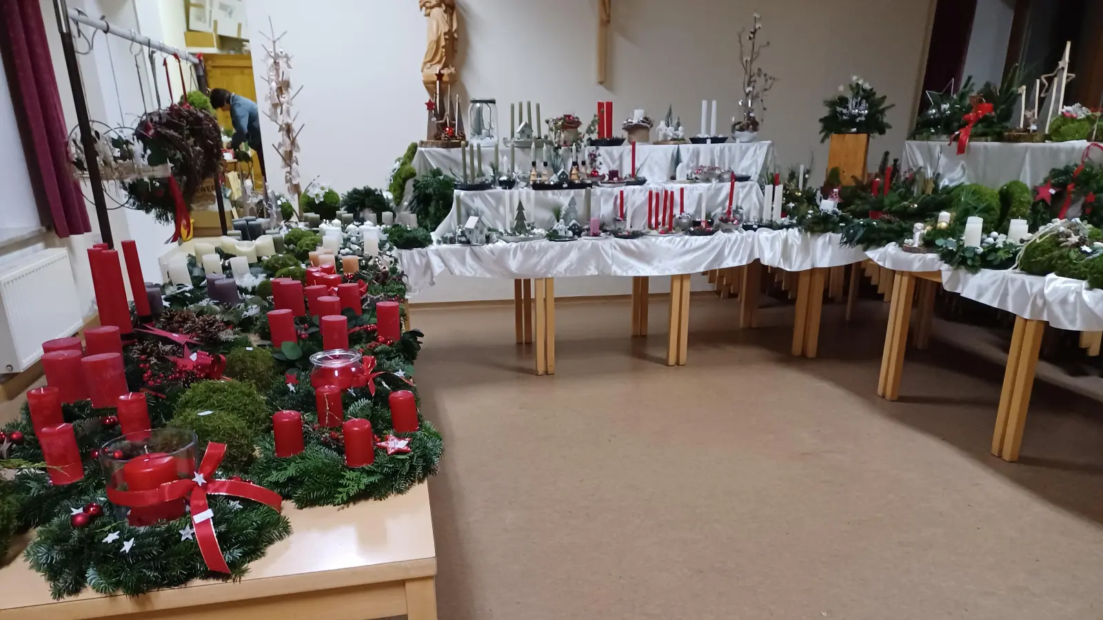 Das umfangreiche Angebot beim Adventsbasar (Bild: Annemarie Woppmann)