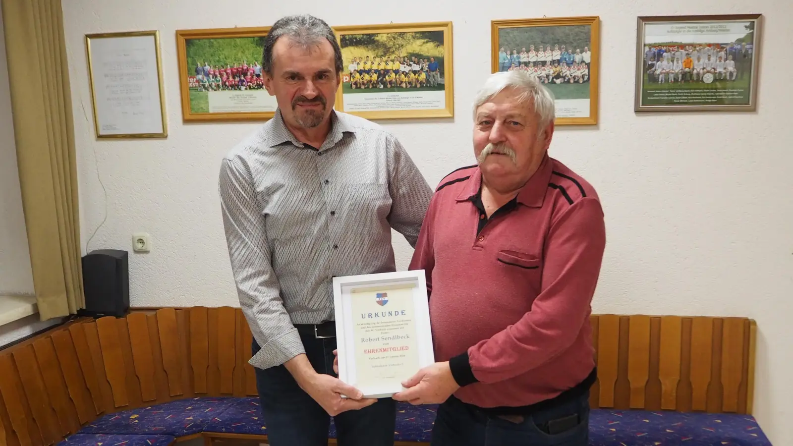 Eine besondere Ehrung kam Robert Sendlbeck zu. Für seinen unermüdlichen jahrzehntelangen Einsatz ernannte ihn der FC Vorbach zum Ehrenmitglied. (Bild: Michael Wiesnet)