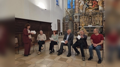 Bei einem Treffen Mitte September in der Michaelskirche gaben die Mitglieder des Interreligiösen Gesprächskreises dem Ablauf des Abends der Religionen den letzten Schliff. (Bild: Susanne Götte)