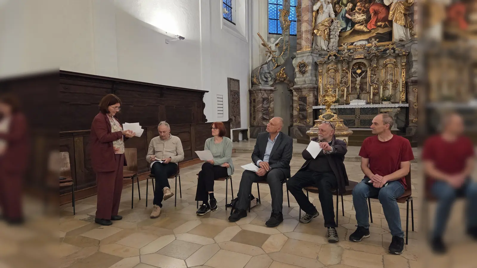 Bei einem Treffen Mitte September in der Michaelskirche gaben die Mitglieder des Interreligiösen Gesprächskreises dem Ablauf des Abends der Religionen den letzten Schliff. (Bild: Susanne Götte)