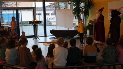 Der Nikolaus hatte für jeden eine kleines Geschenk. (Bild: Christine Losch)