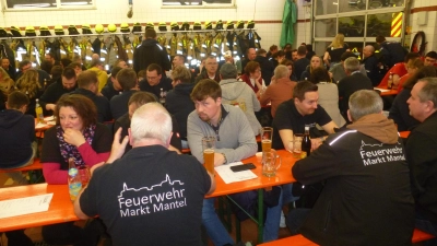 Feuerwehrler, Schützen und Stammtischler feierten in der Fahrzeughalle (Bild: Siegfried Bock)
