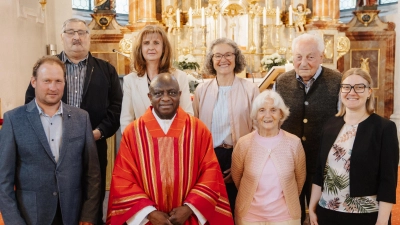 Die Jubilare zusammen mit der Pfarrgemeinderatssprecherin Nadine Müller (rechts) und dem Mesner Stefan Wurm sowie Dr. Charles Ifemeje.  (Bild: Katharina Schöner)