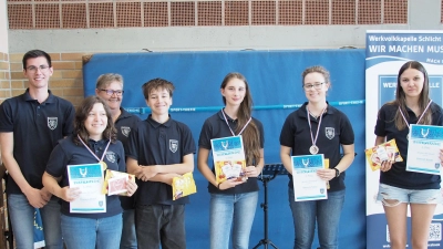 Bild von links: Lukas Schöpf (Dirigent JO),  Theresa Streit (1. Platz), Anja Bauer (Vorstand), Marlon Winkelmaier (4. Platz), Laura Engelhard (3. Platz), Alexa Schobel + Hannah Bauer (je Platz 2) (Bild: Bernd Sachsenhauser)