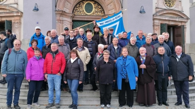 Wallfahrer der MMC Pfreimd (linke Hälfte) mit Präfekt Alois Kleierl (Reihe oben links) und MMC Amberg mit Banner (rechte Hälfte) mit Präfekt Michael Koller und die Zentralpräsides Markus Brunner und Bruder Georg Greimel von Altötting (Reihe unten von rechts) vor den Stufen der Basilika.  (Bild: Michael Koller junior)