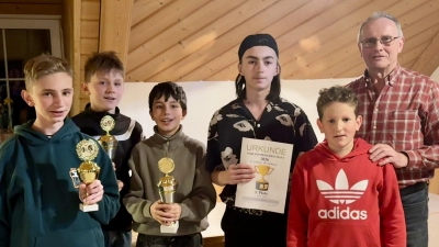 Abteilungsleiter Werner Apfelbacher gratulierte dem Tischtennisnachwuchs. (Bild: Christian Lautenschlager)