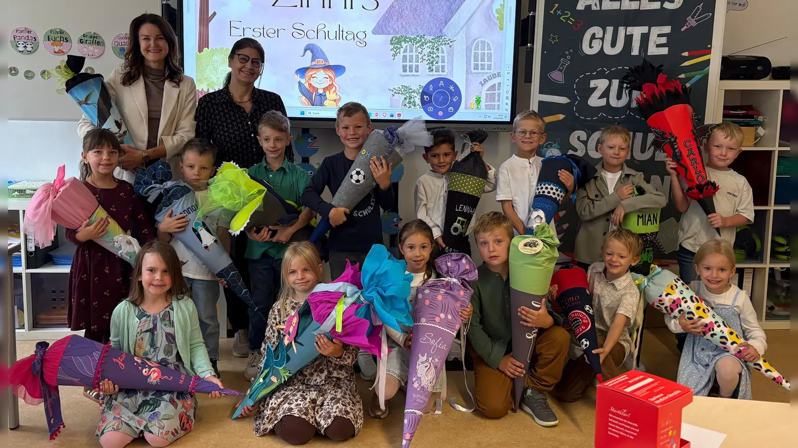Die 15 ABC-Schützen der Grundschule Falkenberg zusammen mit Schulleiterin Inge Dick und Klassenlehrkraft Anita Kleeberger. (Bild: Anita Kleeberger)