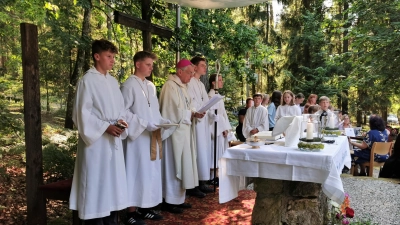 Erzbischof emer. Ludwig Schick mit den Ministranten und dem Chor im Hintergrund (Bild: Herbert Ziegler)