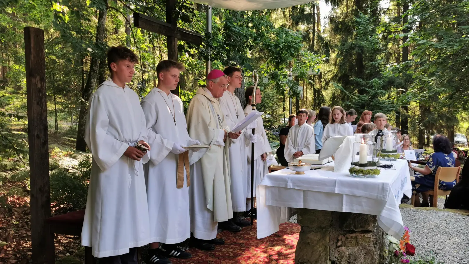 Erzbischof emer. Ludwig Schick mit den Ministranten und dem Chor im Hintergrund (Bild: Herbert Ziegler)