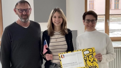 Freuen sich über das USA-Stipendium: Paula Dotzler (Bildmitte) mit MdB Susanne Hierl (rechts) und OStD Georg Meyer (links).  (Bild: Tobias Kober)
