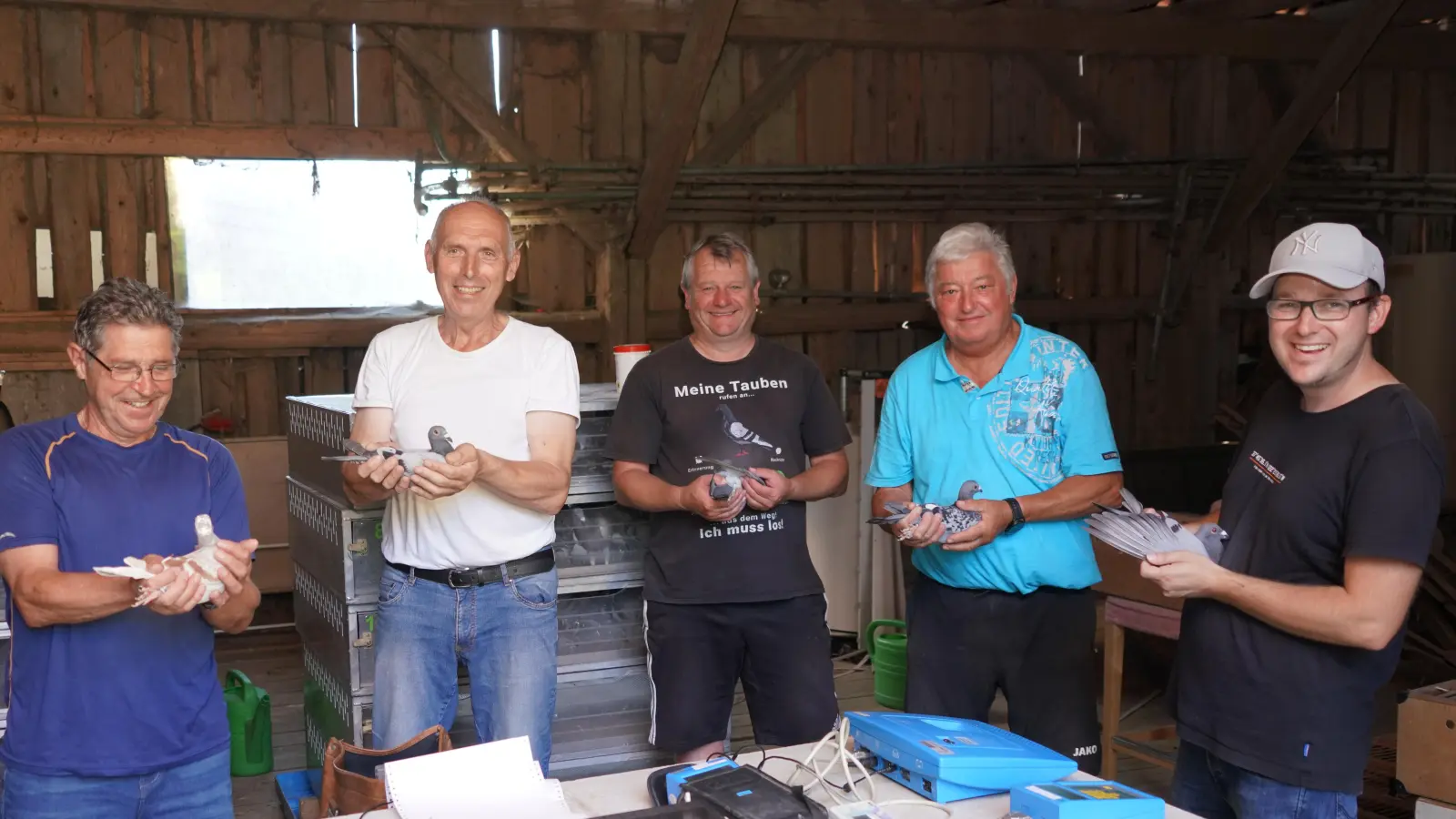 Gut Flug! - wünschen die Züchter der Einsatzstelle Spielberg ihren jungen Tauben. Von links: Hans Strunz, Hans Lurtsch, Peter Sollfrank, Ludwig Schreiner und Joschi Lurtsch. (Bild: Franz Völkl )