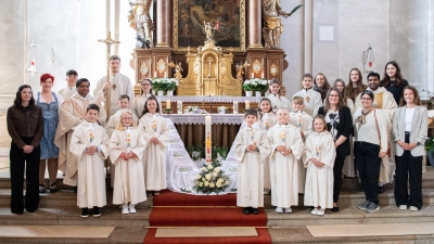 Am Bild Herr Pfarrer Martin, Pfarrvikar Joseph, die Ministranten, alle Kommunionkinder mit den Tischmüttern, Rektorin Frau Dick, Lehrerinnen Frau Scherm, Frau Frischholz, Frau Ernstberger, Frau Illing der Grundschule Wiesau/Friedenfels (Bild: Alexander Schoen)