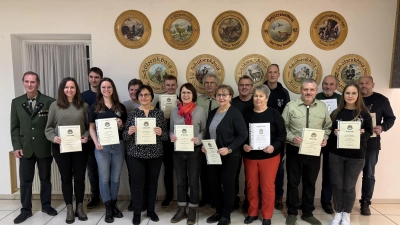 Jubilare des Schützenvereins zusammen mit Schützenmeister Hermann Lang. (Bild: Johanna Manner)