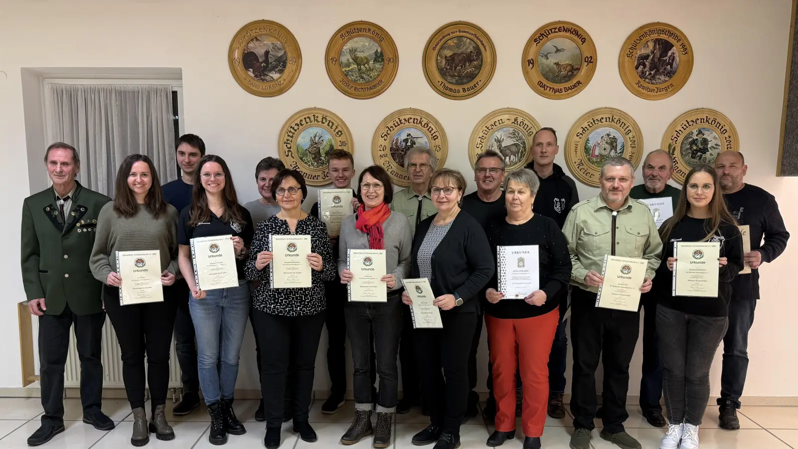 Jubilare des Schützenvereins zusammen mit Schützenmeister Hermann Lang. (Bild: Johanna Manner)