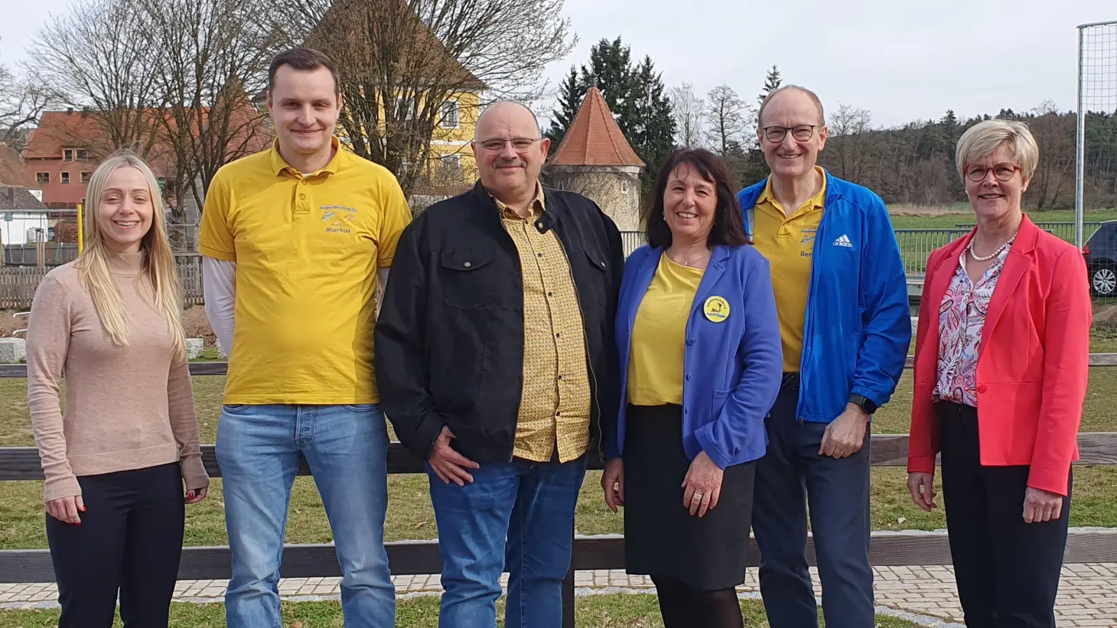 Personen auf dem Bild: v.l.n.r. 2.Bürgermeisterin Elisabeth Gruber, Jugendbeauftrager Markus Doschat, 2.Vorsitzender Robert Mangold, Leiterin der Schwimmschule Christine Fleischmann, 1.Vorsitzender Bernhard Fleischmann, BLSV Bezirkspräsidentin Barbara Hernes. (Bild: Stefanie Sieber )