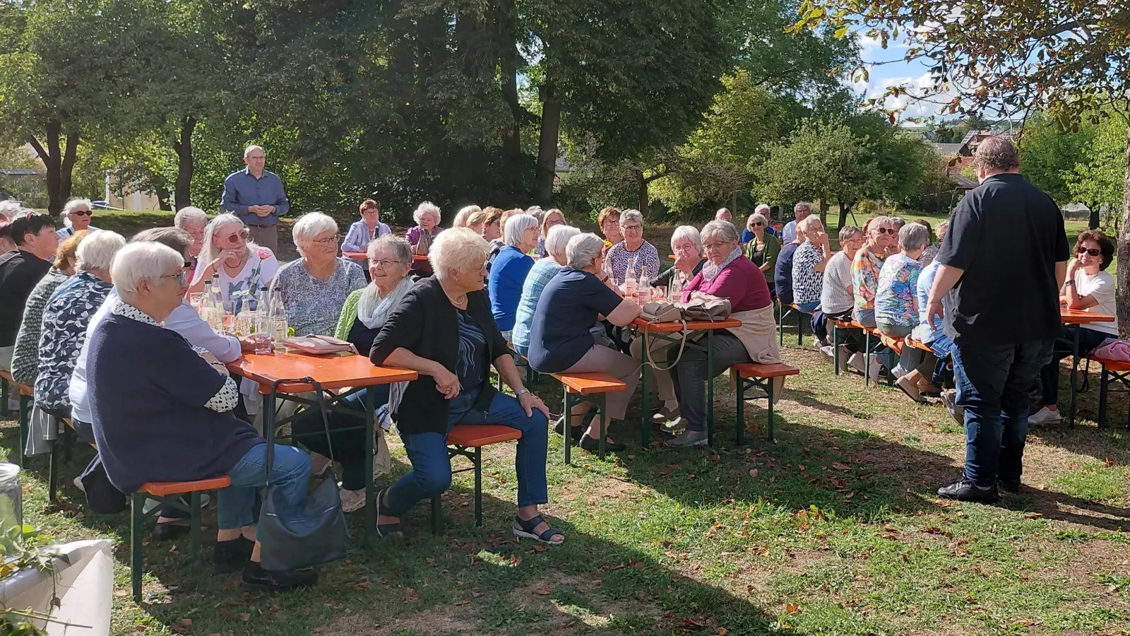 Pfarrer Hubert Bartel begrüßt die Gäste des Sommerfestes und stellt neuen Diakon Martin Schraml vor. (Bild: Edeltraud Sperber)