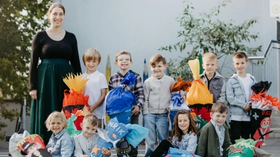 Die neun Schulanfänger der Grundschule Konnersreuth mit ihrer Klassenlehrkraft Frau Alice Kießling. (Bild: Ronja Möchel)