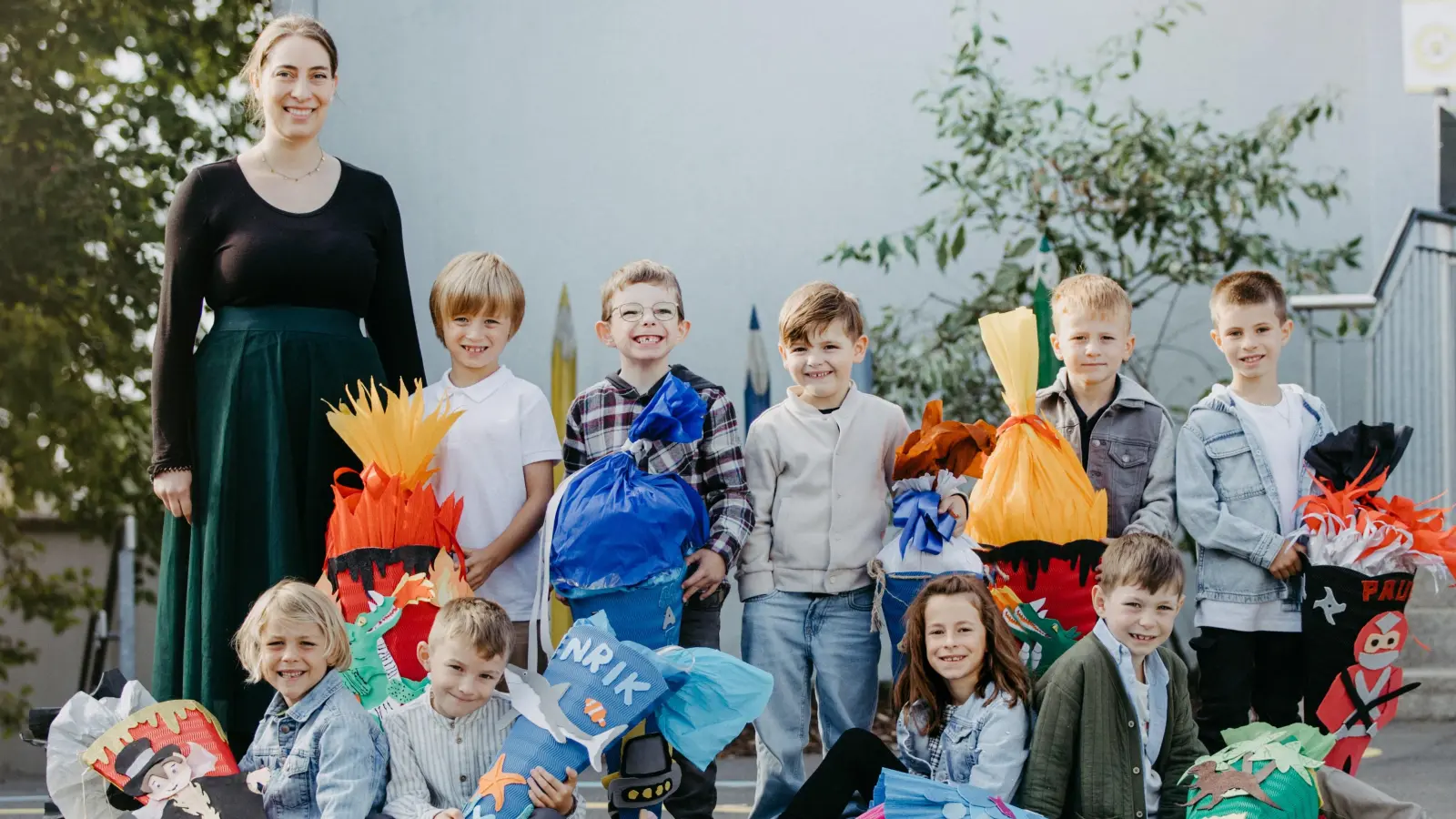 Die neun Schulanfänger der Grundschule Konnersreuth mit ihrer Klassenlehrkraft Frau Alice Kießling. (Bild: Ronja Möchel)