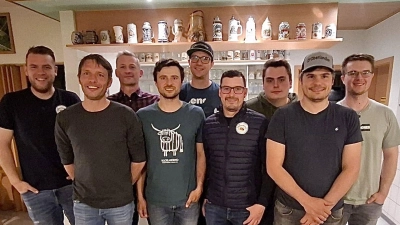 Die neu gewählte Vorstandschaft der Oberlandler mit Vorsitzendem Wolfgang Bischof (Zwiter von links). (Bild: Mario Zeitler)