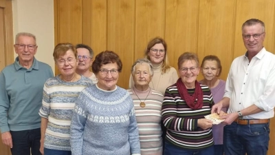 Bei der Jahresabschlussfeier des Seniorentreffs gab es viel Lob für das Leitungsteam und einen 400-Euro-Scheck für die Vereinskasse. Von links: Stadtrat Rudi Wild, Anna Regler, Marieanne Wild, Maria Fruth, Gisela Witt, Beate Dietrich, Maria Ott, Renate Ducksch, Hermann Falk.<br><br> (Bild: Rudolf Wild)