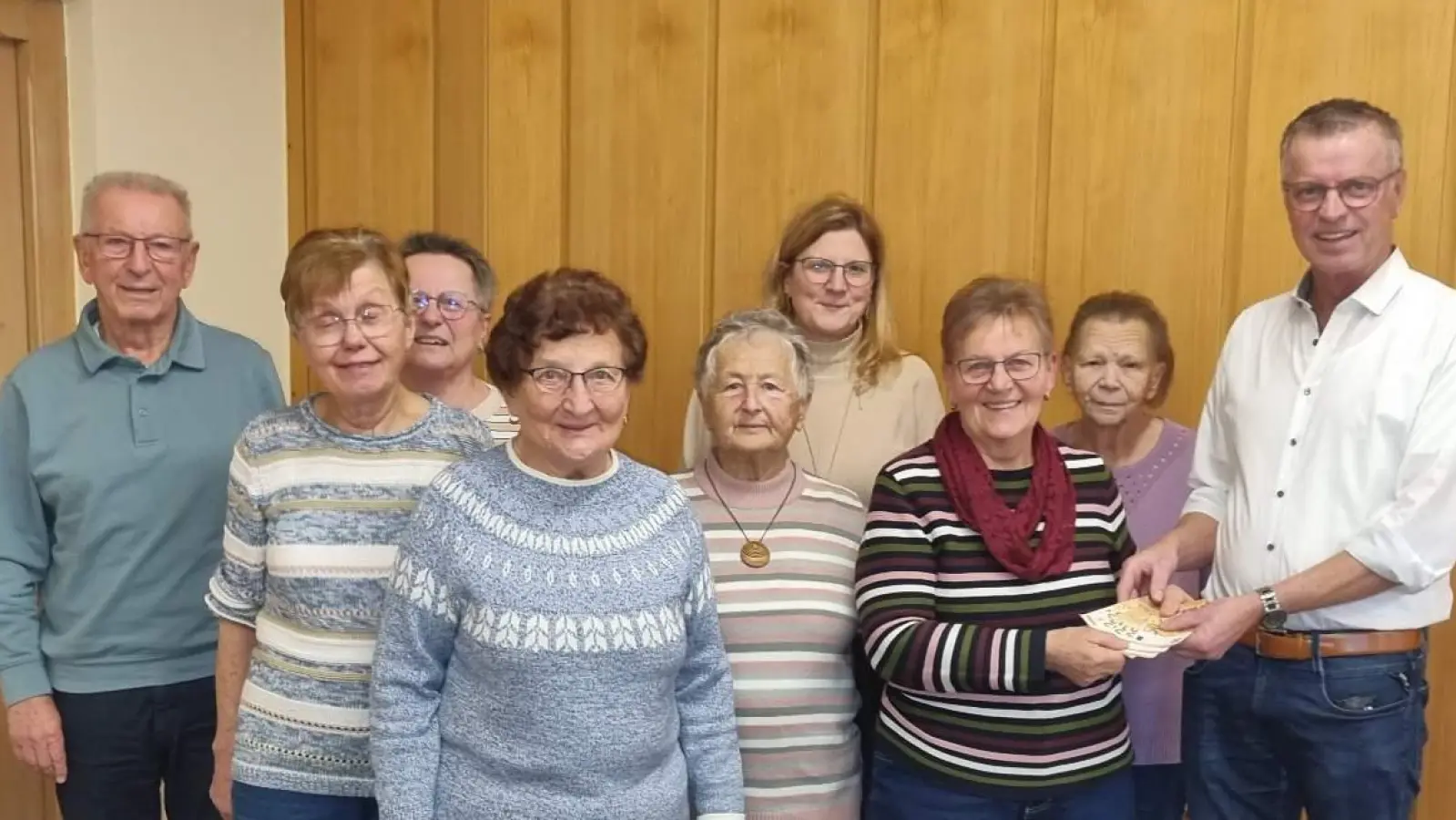 Bei der Jahresabschlussfeier des Seniorentreffs gab es viel Lob für das Leitungsteam und einen 400-Euro-Scheck für die Vereinskasse. Von links: Stadtrat Rudi Wild, Anna Regler, Marieanne Wild, Maria Fruth, Gisela Witt, Beate Dietrich, Maria Ott, Renate Ducksch, Hermann Falk.<br><br> (Bild: Rudolf Wild)