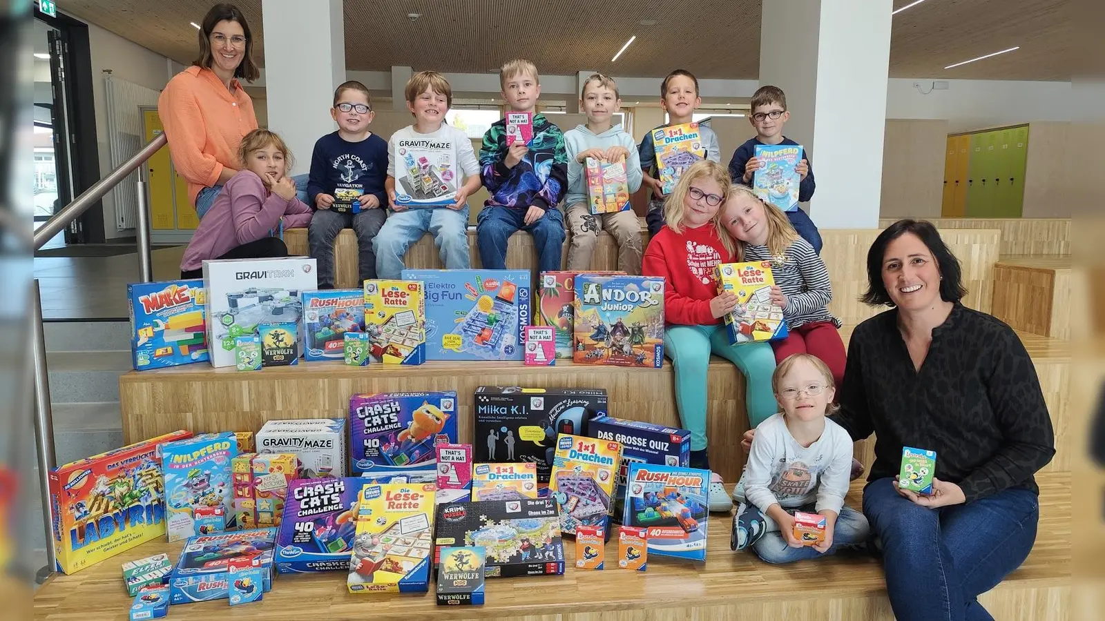 Schulleiterin Johanna Reger, Stellvertreterin Sabrina Zwerenz und Grundschüler mit einem Teil der gewonnenen Spiele. (Bild: Johanna Reger)