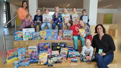 Schulleiterin Johanna Reger, Stellvertreterin Sabrina Zwerenz und Grundschüler mit einem Teil der gewonnenen Spiele. (Bild: Johanna Reger)