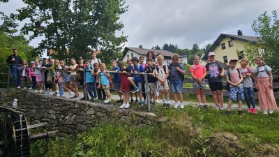 Die Erstkommunionkinder auf dem Weg in den Kurpark St. Englmar (Bild: Beate Suttner)