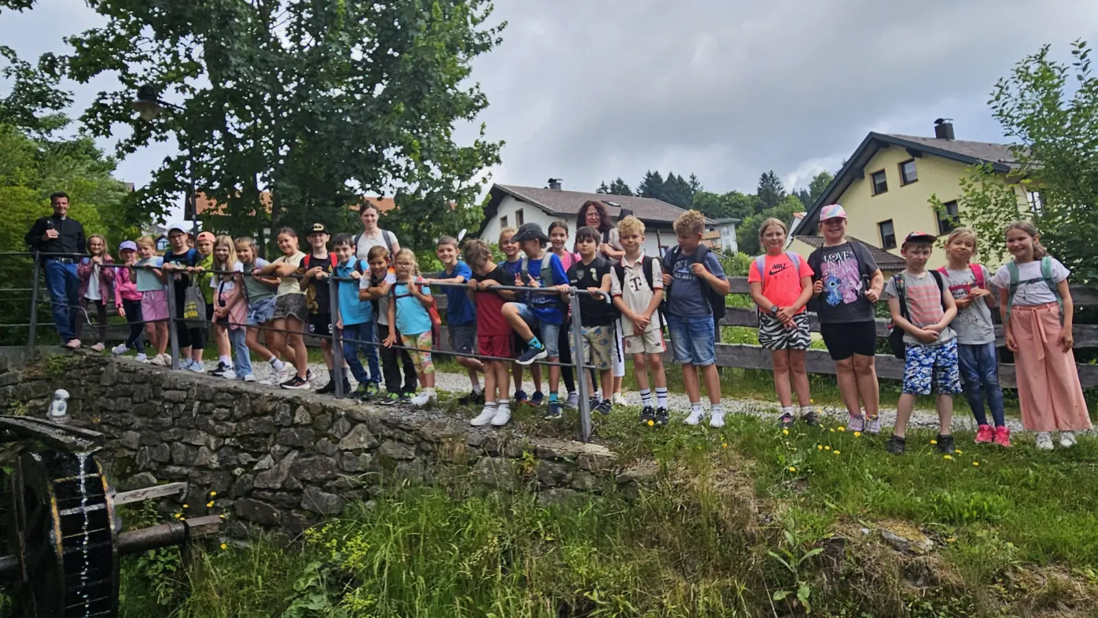 Die Erstkommunionkinder auf dem Weg in den Kurpark St. Englmar (Bild: Beate Suttner)