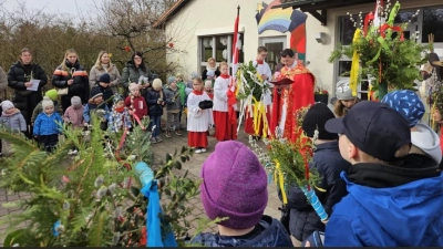 Pfarrer Thomas Kohlhepp segnet am Kindergarten die Palmbuschen. (Bild: Beate Suttner)