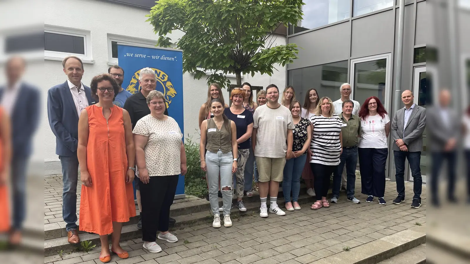 Organisatoren und Teilnehmende der Fortbildung „Lions-Quest - Erwachsen werden”.<br>Der Präsident des Lions Clubs Amberg, Tobias Kinzler (1.v.rechts), Schulamtsdirektor Stephan Tischer(1.v.links), Rektorin Marion Weigl (2.v.links), Trainerin Christine Schißl (2.v rechts) (Bild: Meinolf Schmidt)