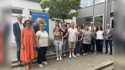 Organisatoren und Teilnehmende der Fortbildung „Lions-Quest - Erwachsen werden”.<br>Der Präsident des Lions Clubs Amberg, Tobias Kinzler (1.v.rechts), Schulamtsdirektor Stephan Tischer(1.v.links), Rektorin Marion Weigl (2.v.links), Trainerin Christine Schißl (2.v rechts) (Bild: Meinolf Schmidt)