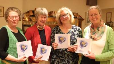 Die beiden Dekanatsfrauenbeauftragten Johanna Groh (links) und Corinna Groth (rechts) dankten Bettina Hahn (2. von rechts) und Referentin Heidi Sprügel (2. von Links) für den interessanten Vortrag und das Buch „Nachhaltigkeit und Verteilungsgerechtigkeit”. (Bild: Corinna Groth)