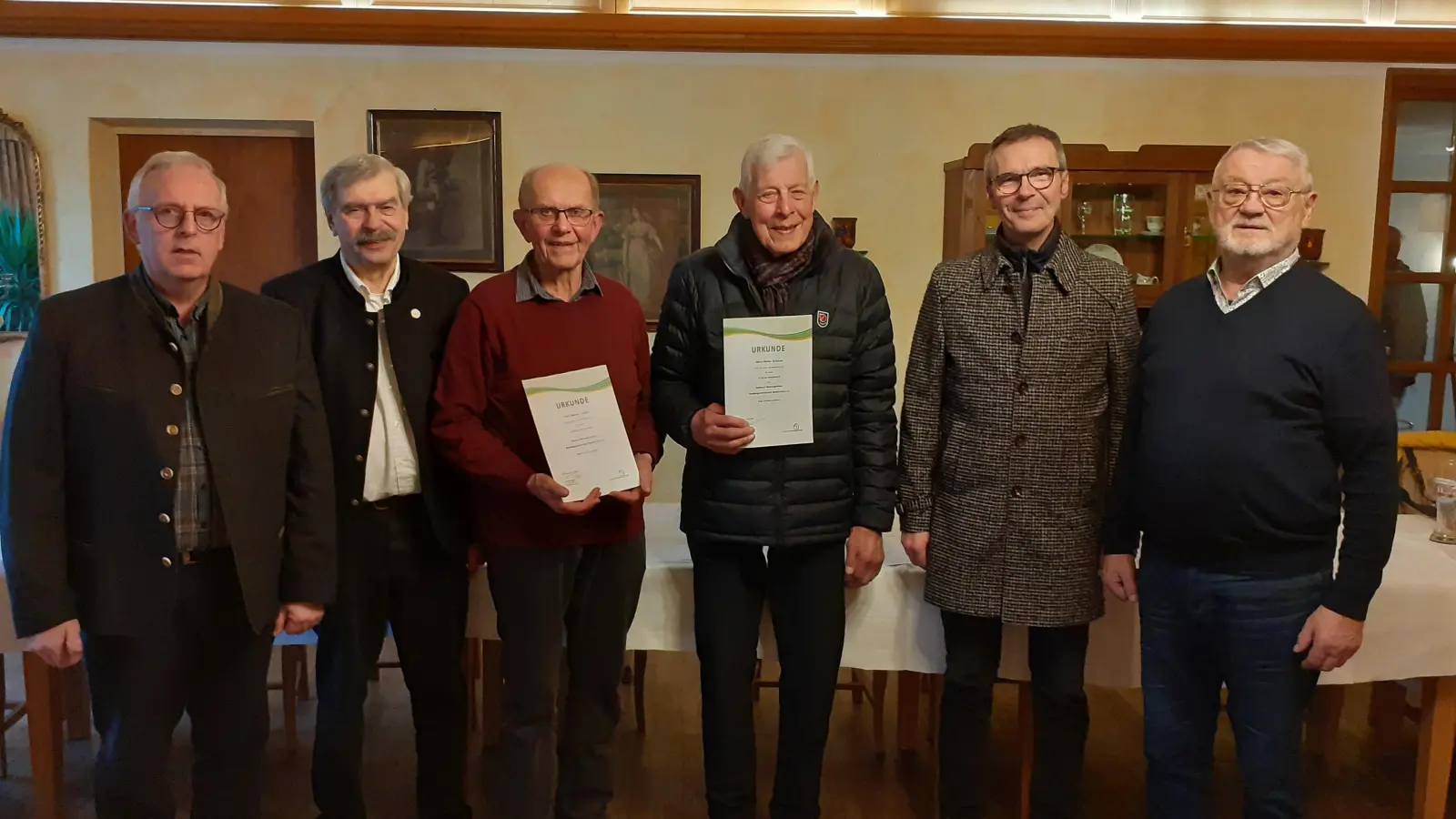 von links: „Altbürgermeister” Winfried Franz, Reinhard Ott, Werner Linhart, Walter Schraml, 1. Bürgermeister Peter Achatzi, 2. Vorsitzender Günther Weinfurtner. (Bild: Jacqueline Misch)
